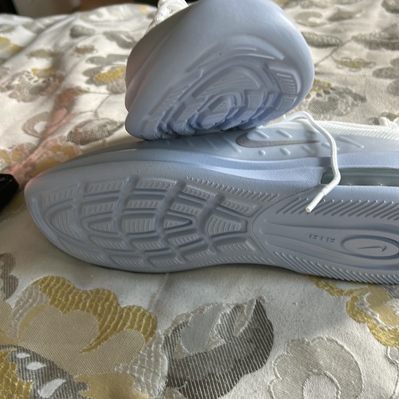 Women Nike sneakers worn once - Picture 2 of 4